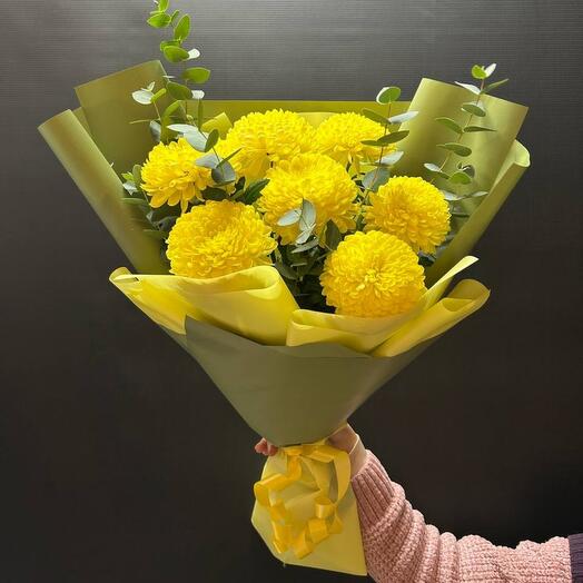 Букет из одноголовых жёлтых хризантем