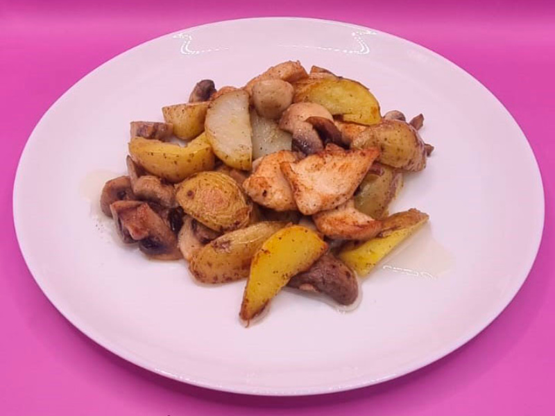 Картофель с курицей и грибами