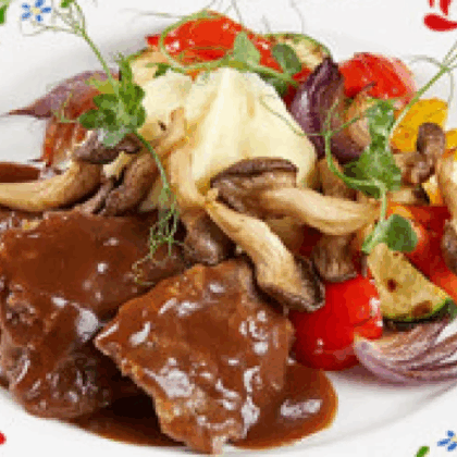 Говяжьи щёки с картофельным пюре и овощами