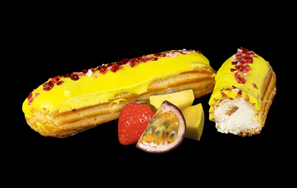 Эклер с манго, клубникой и маракуйей