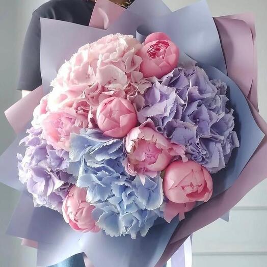 Букет из гортензий и пион