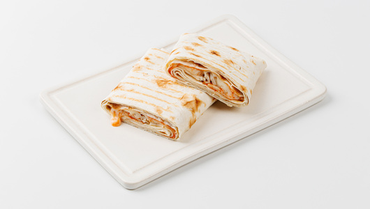 Сэндвич-гриль с ветчиной, сыром и томатным соусом в лаваше, кафе