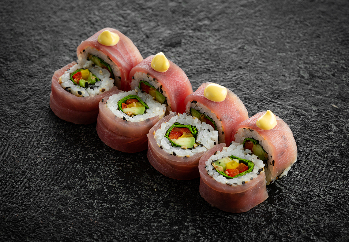 Ролл Премиум с тунцом и соусом манго