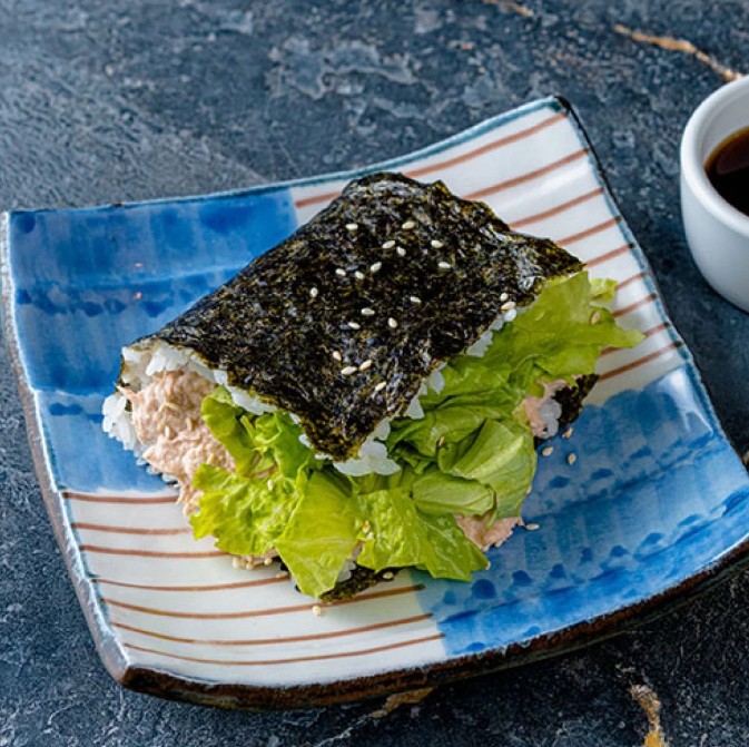 Онигири с тунцом