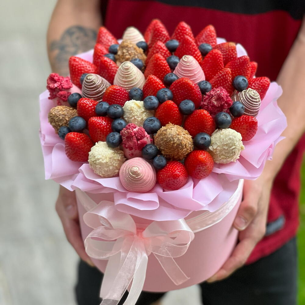 Клубника в шоколаде и голубика