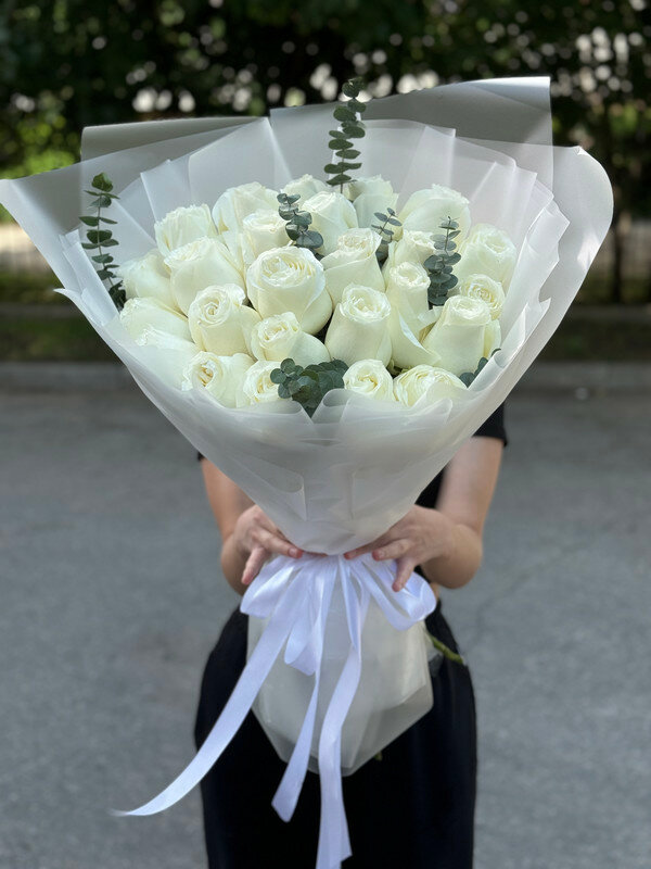 Букет из 21 голландской розы с эвкалиптом