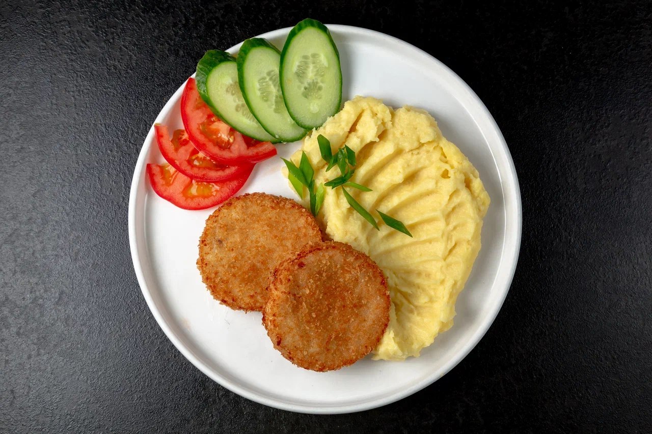 Куриные котлеты с картофельным пюре
