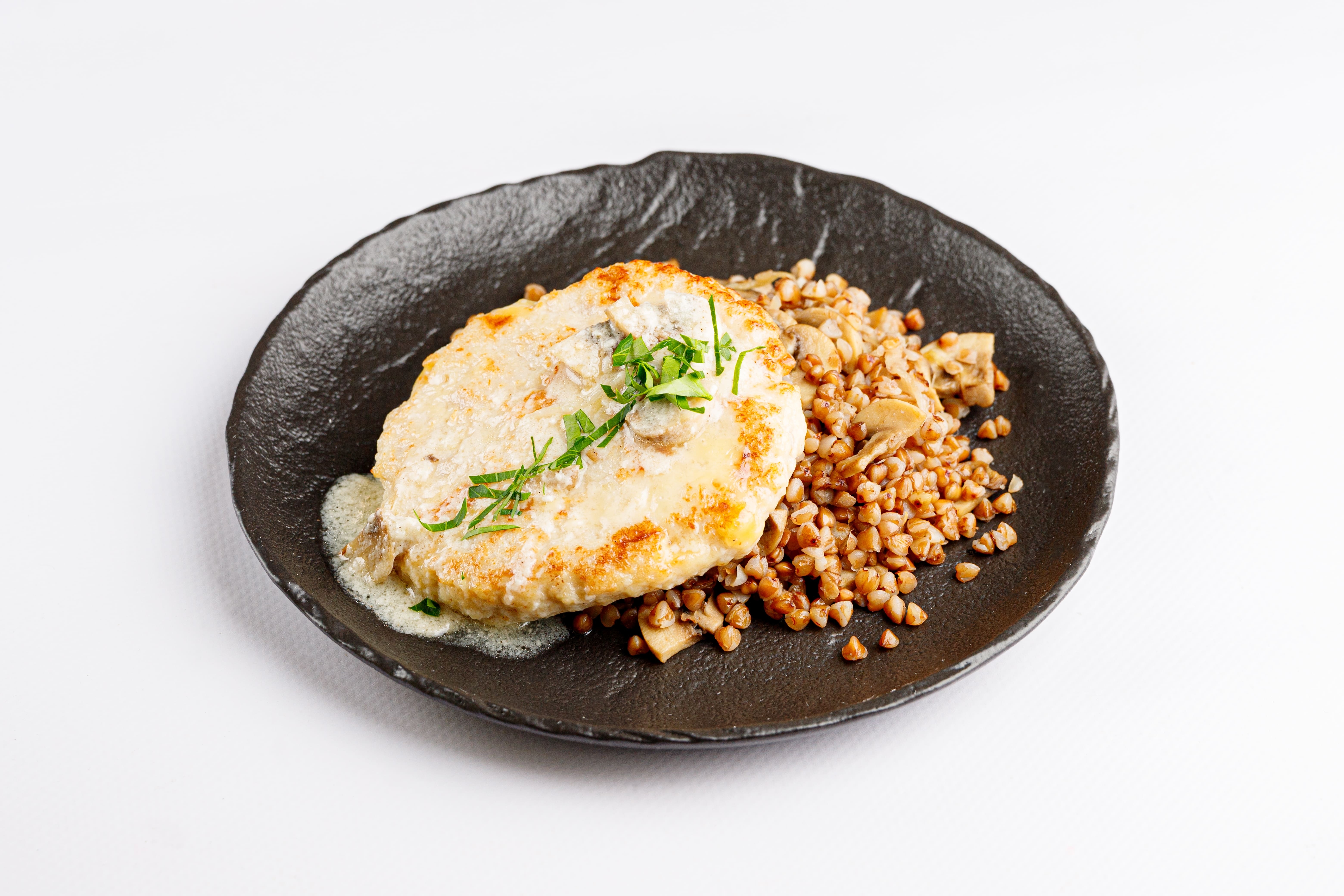 Куриная зраза с гречневой кашей и грибами