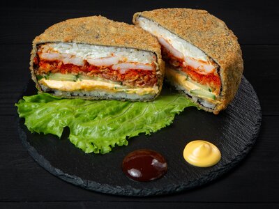 Суши-бургер с креветкой