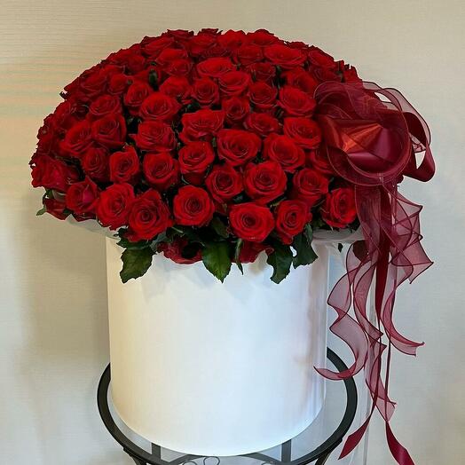 Цветы в коробке красные,ароматные розы