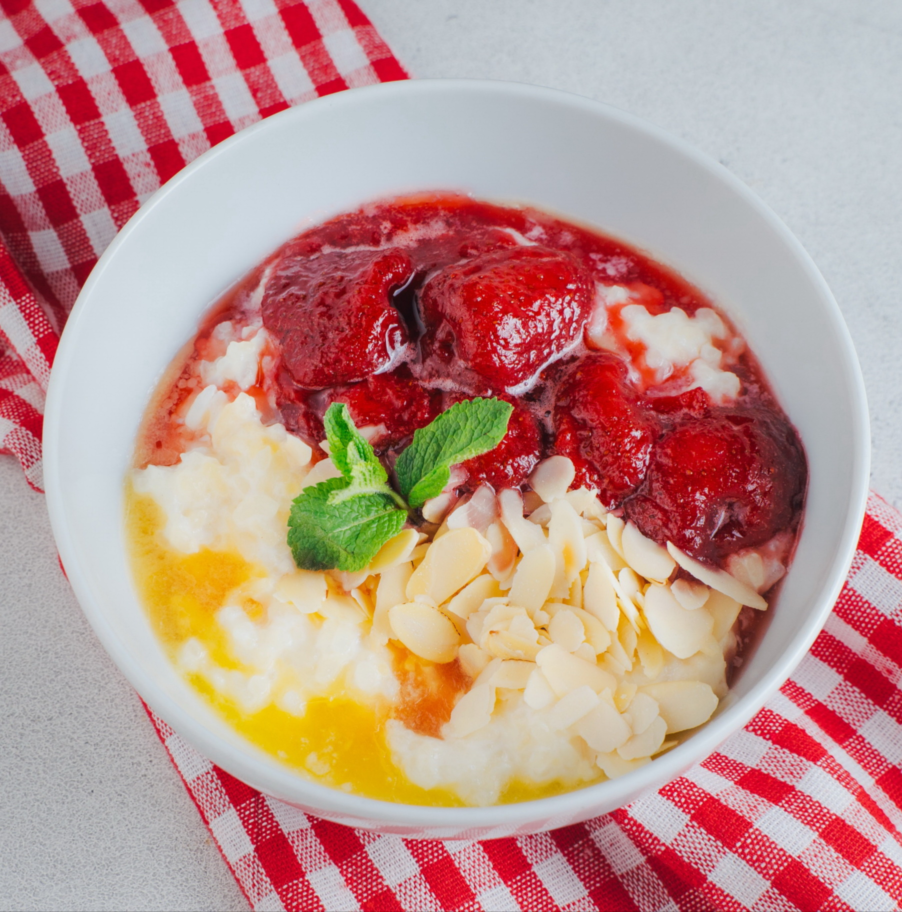Каша рисовая с клубникой