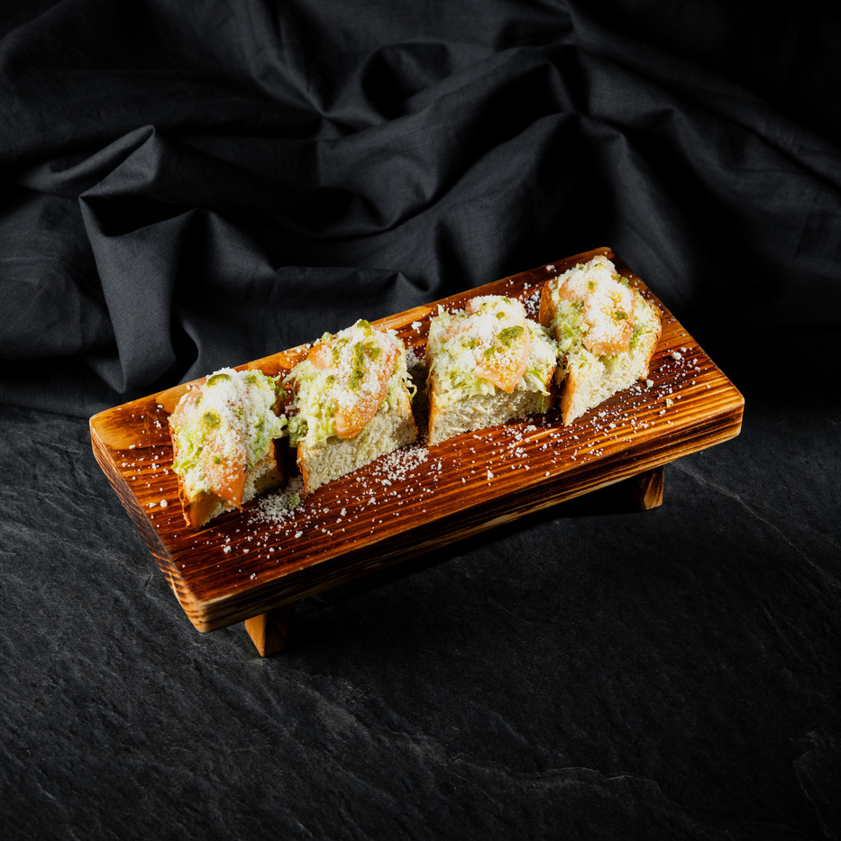 Брускетта с лососем