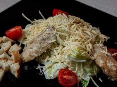 Салат Цезарь с курицей