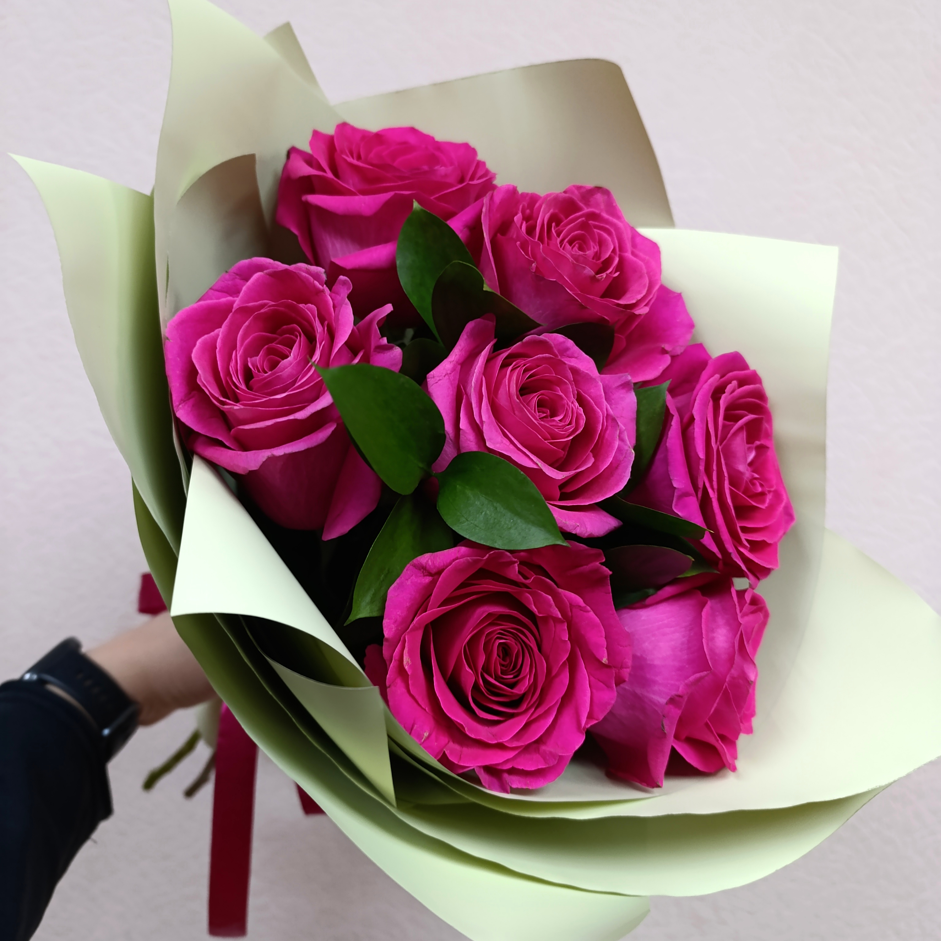 Букет из ароматных роз с зеленью 