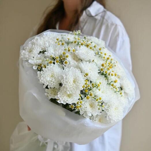 Букет с хризантемой и ромашками