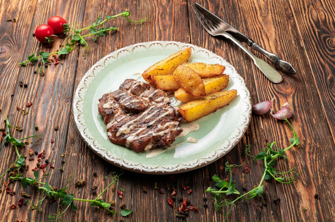 Жареная свиная шея с картофелем