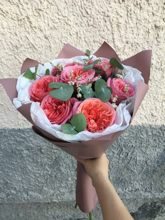 Роскошный букет 7 пионовидных роз с эвкалиптом