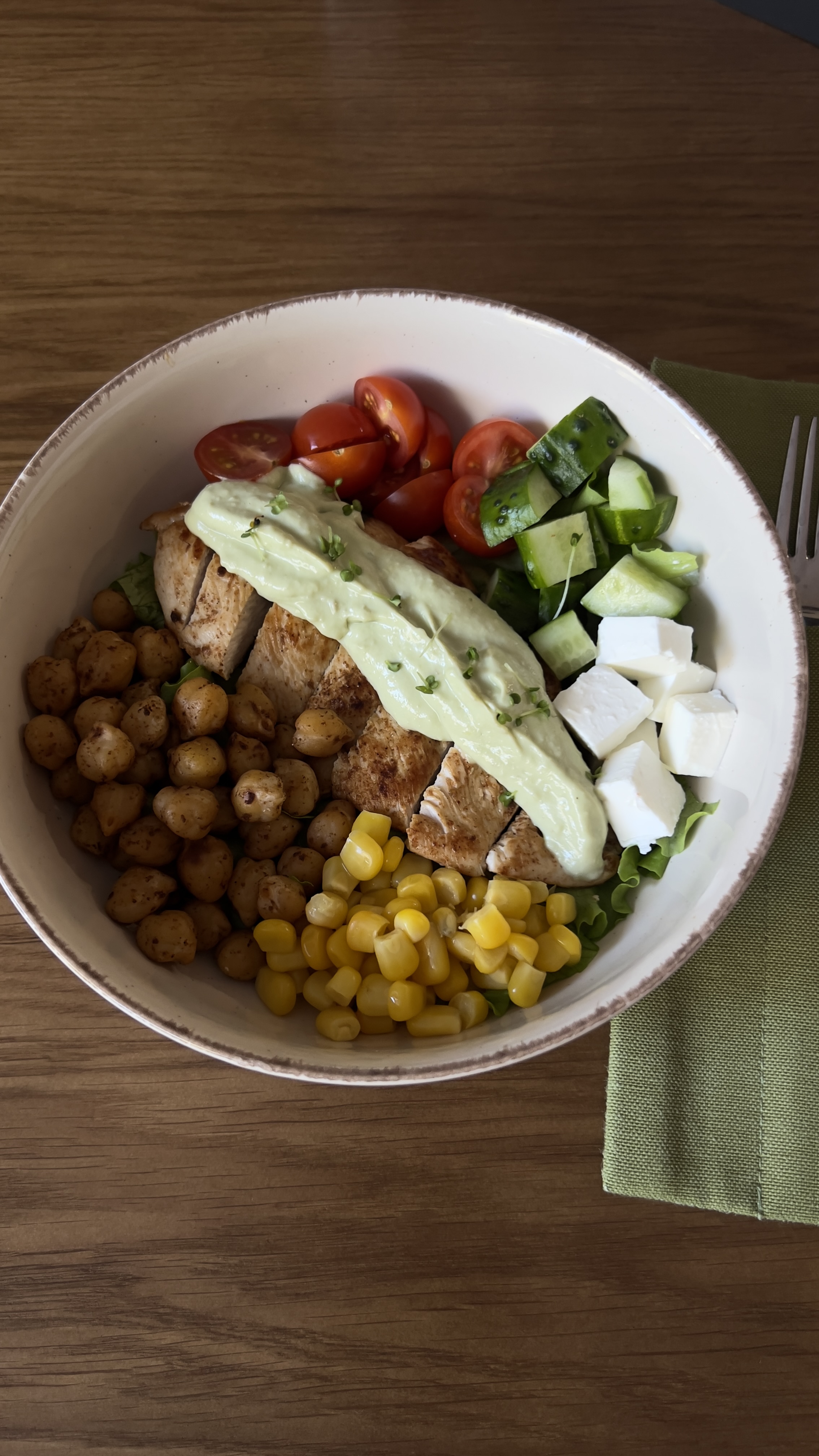 Боул с курицей и копченым нутом под соусом из авокадо 