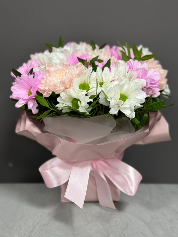 Композиция из 3 нежных кустовых хризантем с пистацией