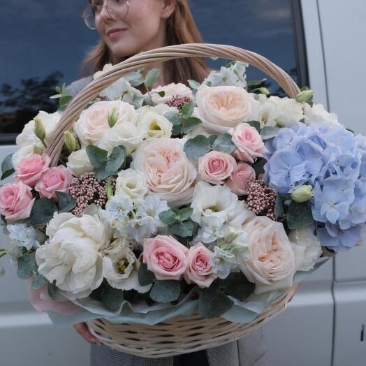 Корзина с цветами с голубой гортензией 