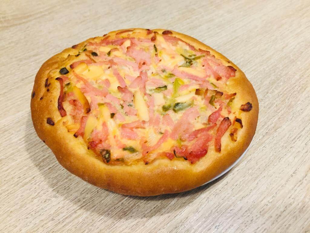Пицца с колбасой