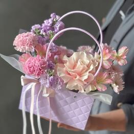 Нежная композиция с французской розой в сиреневой стильной сумочке