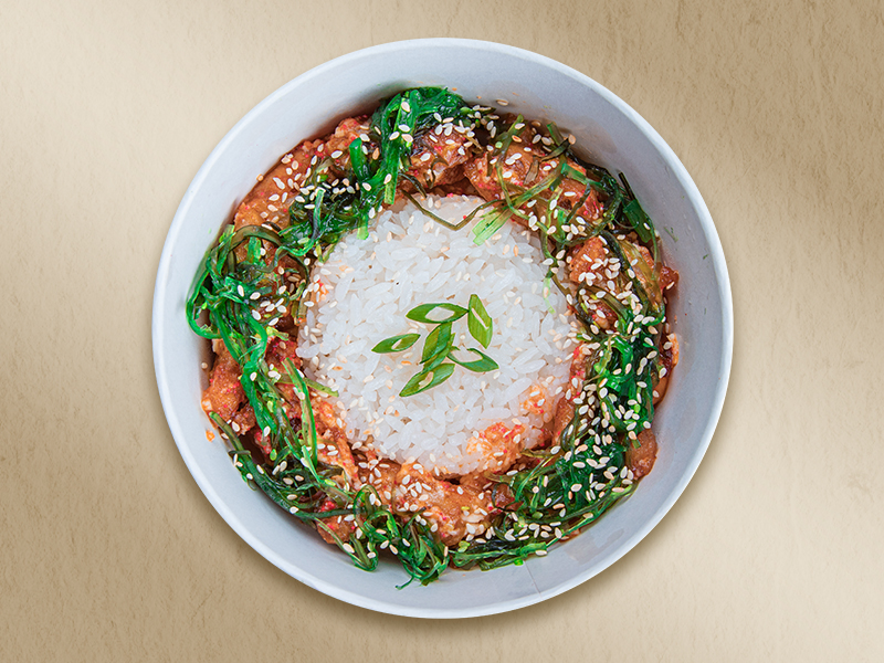 Жаренный рис с курицей и чукой под соусом Кимчи