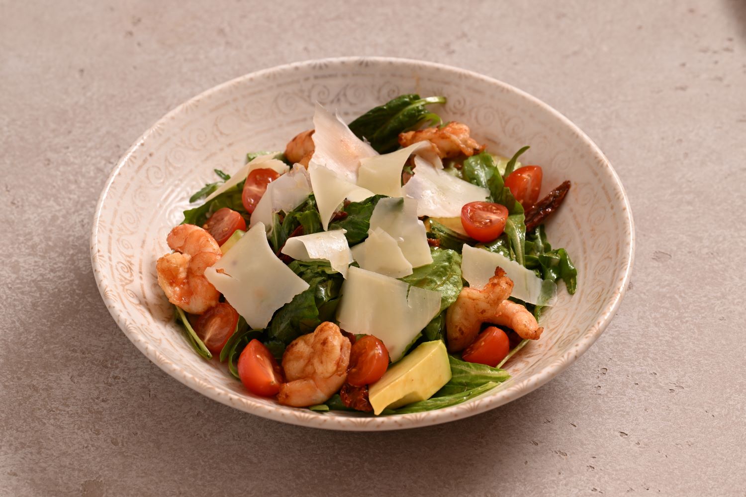 Салат с креветками и руколой