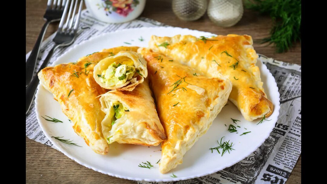 Слойка с яйцом и зеленью