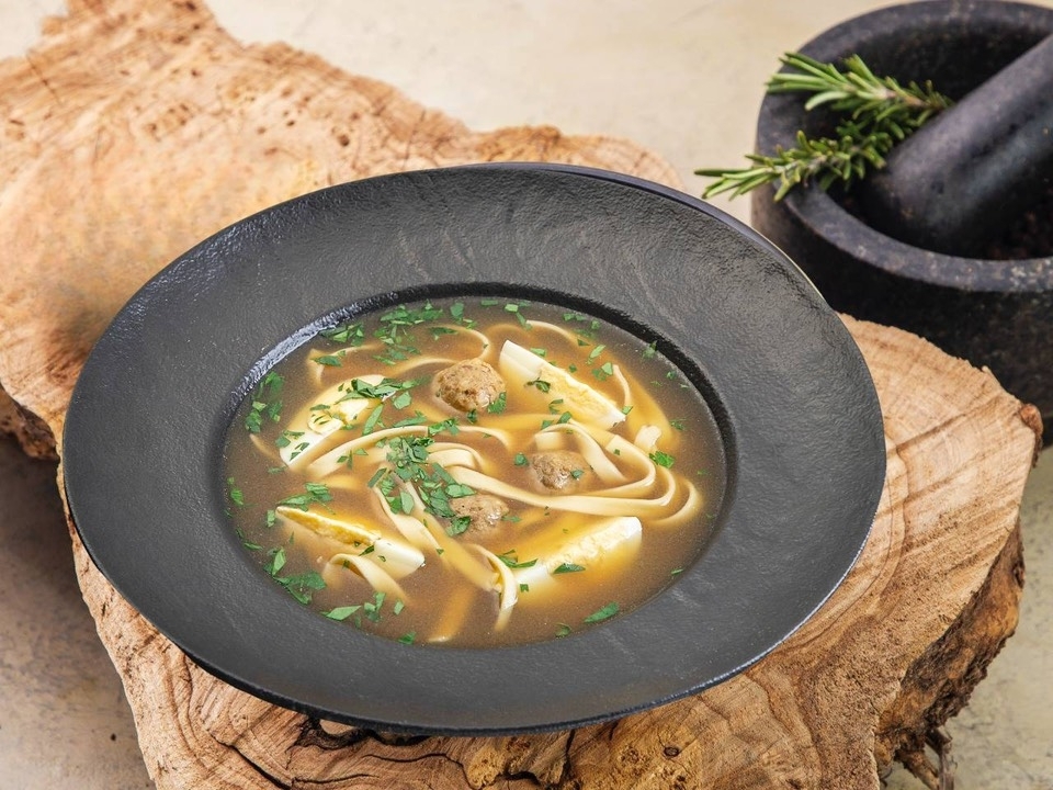 Суп-лапша с куриными фрикадельками и яйцом