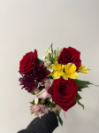Букет из 4 альстромерий микс и 3 красных роз Эквадор 50 см