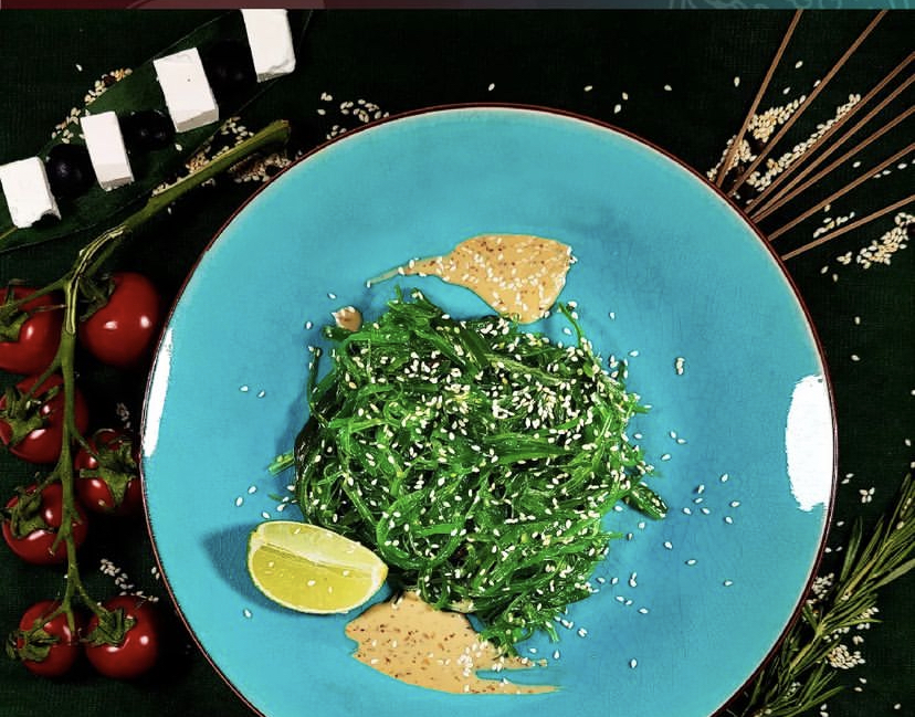 Салат чука с лимоном и ореховым соусом