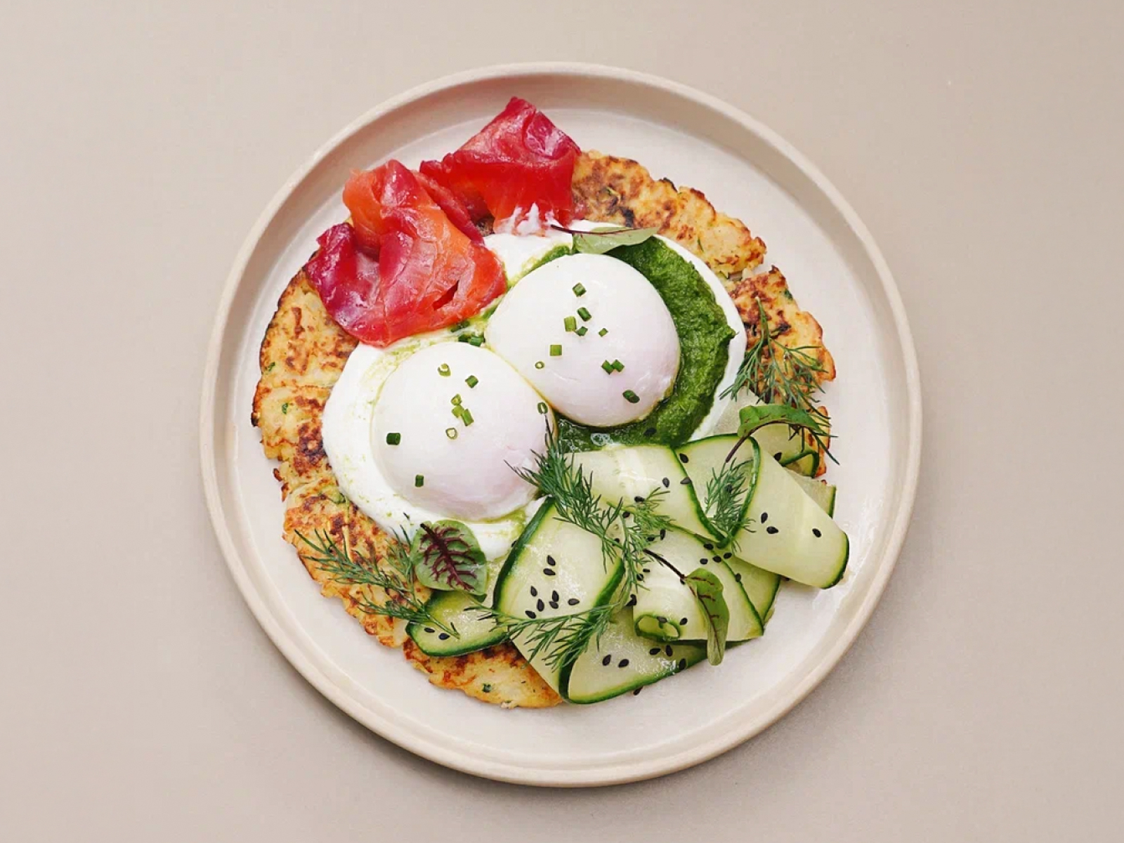 Драник с лососем и яйцами пашот