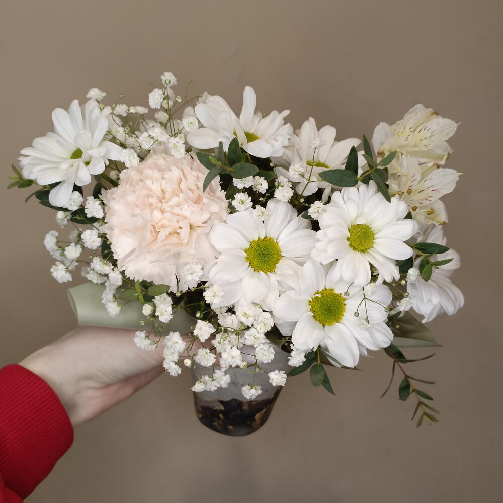 Композиция в стаканчике из живых срезанных цветов