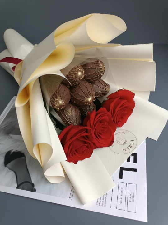 Букет клубника в шоколаде с розами