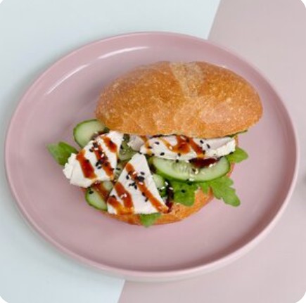 Австрийский завтрак с куриной грудкой су-вид и гуакамоле