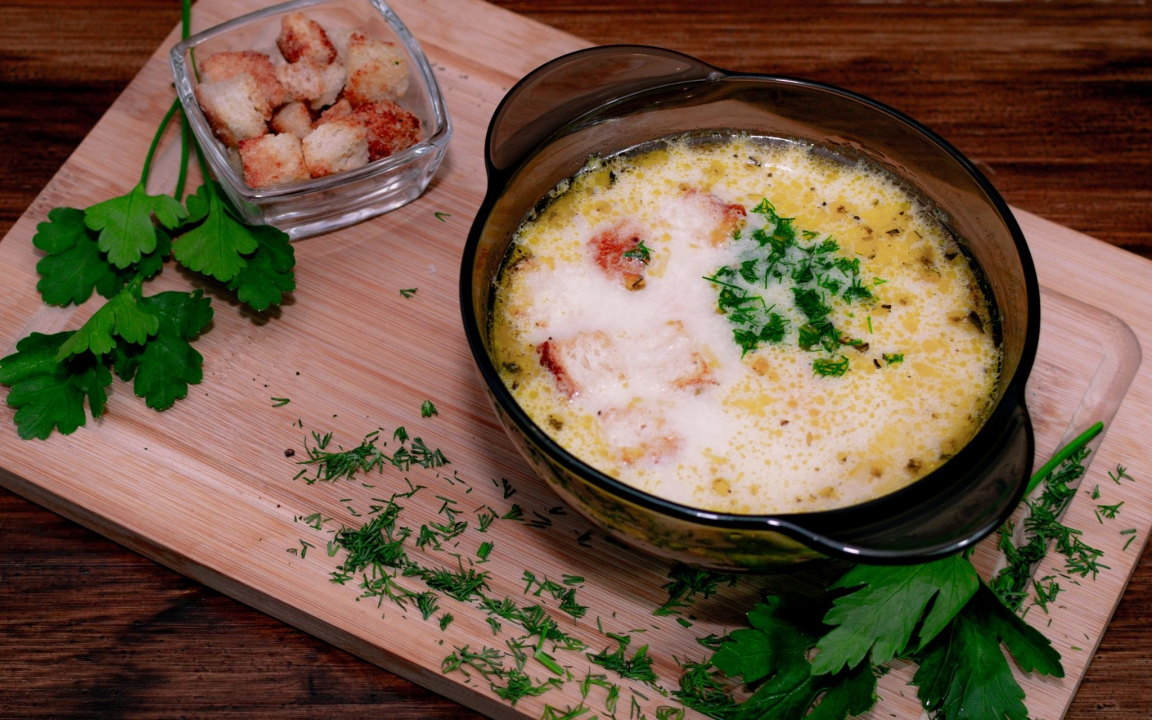 Суп сырный с курицей и сухариками