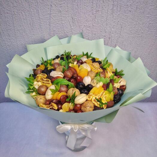 Букет из сухофруктов и орехов диаметром 30см
