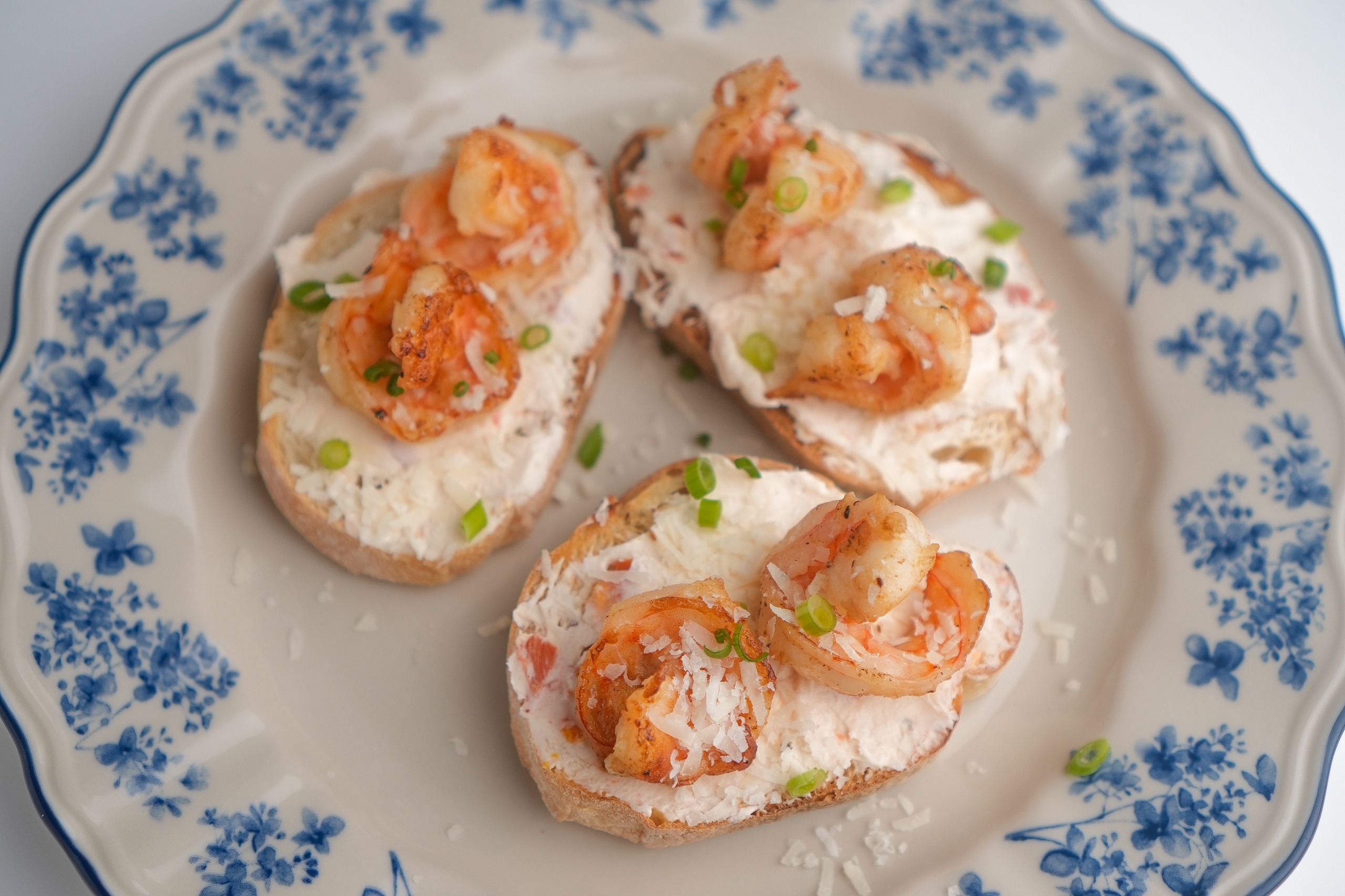 Мини брускетты с креветками