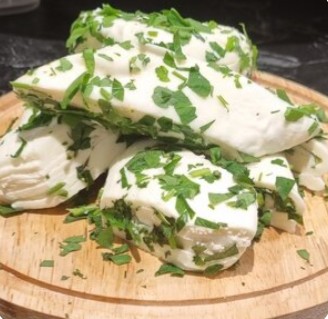 Сырный рулет с рикотой и свежей зеленью