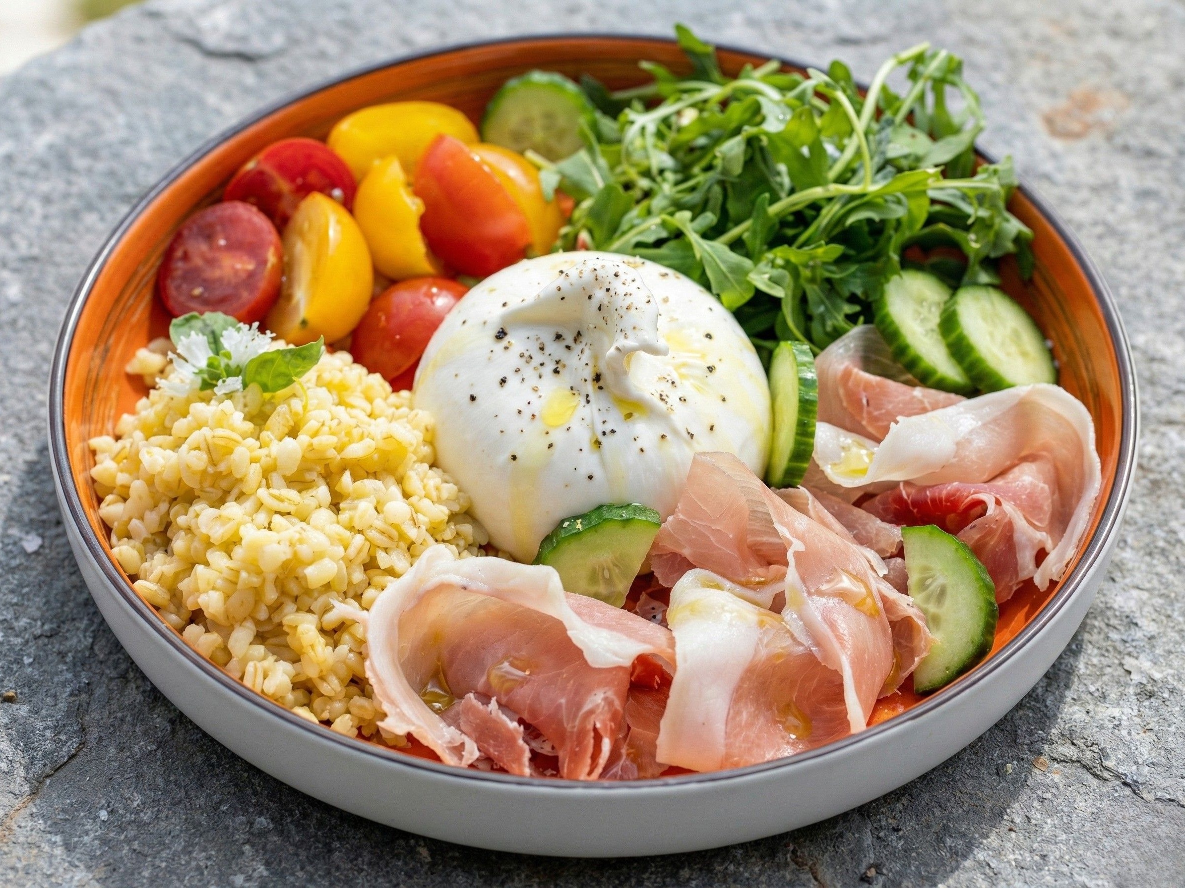 Боул с бурратой и ветчиной из индейки