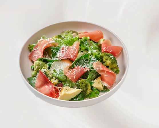 Сочный зеленый салат с прошутто