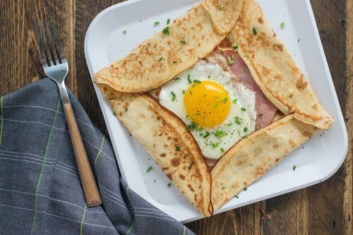 Блин с перепелиным яйцом и ветчиной