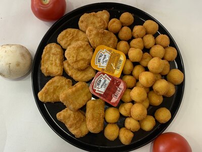 Наггетсы куриные, картофельные шарики с соусами