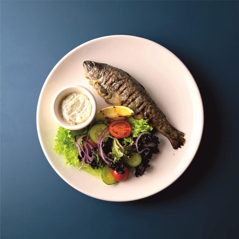 Радужная форель с овощами и соусом.