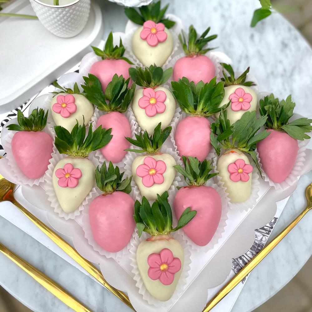 Клубника в шоколаде с цветочками