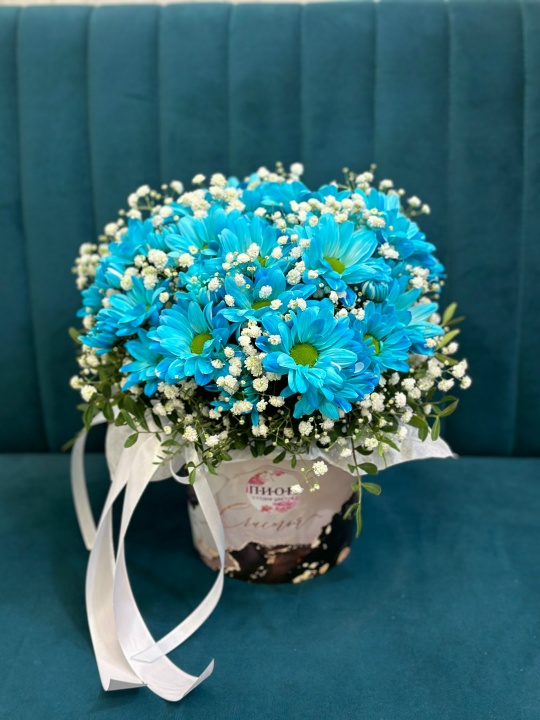 Коробочка с яркими голубыми ромашками для отличного настроения