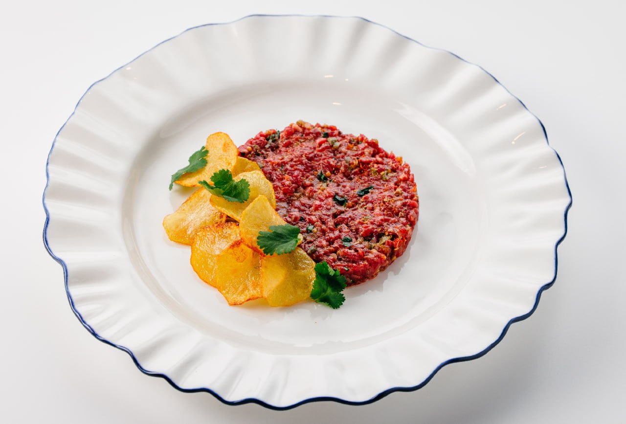 Пикантный тар-тар из говядины с картофельными чипсами. 