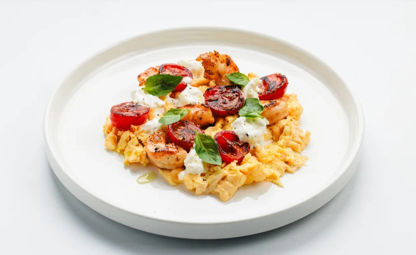 Скрэмбл с креветками, страчателлой и помидорами черри