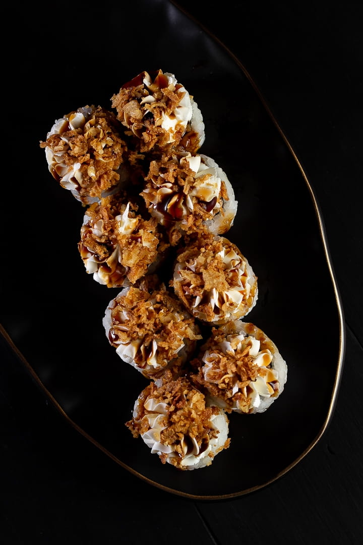 Ролл с жареным лососем и кранч луком